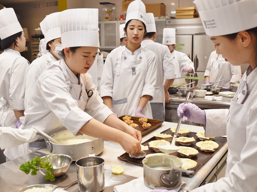 料理も学び パティシエとしての幅を広げる 東京製菓学校スクールブログ