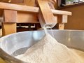 自家製小麦の製粉作業
