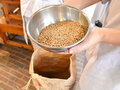 自家製小麦の製粉作業も行なっていきます