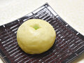 和菓子の基本である包餡作業を反復練習しています